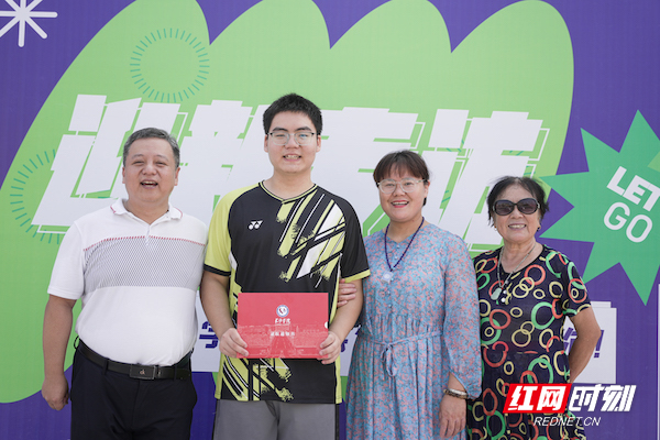 新生与家人在校园里的打卡点合影留念,记录成长重要时刻 摄:金喜_副本.jpg 新生与家人在校园里的打卡点合影留念,记录成长重要时刻 摄:金喜_副本.jpg
