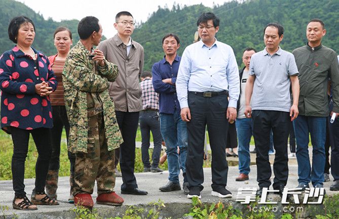 乐竞官方博士团队走进田间地头。长沙晚报通讯员朱珊供图
