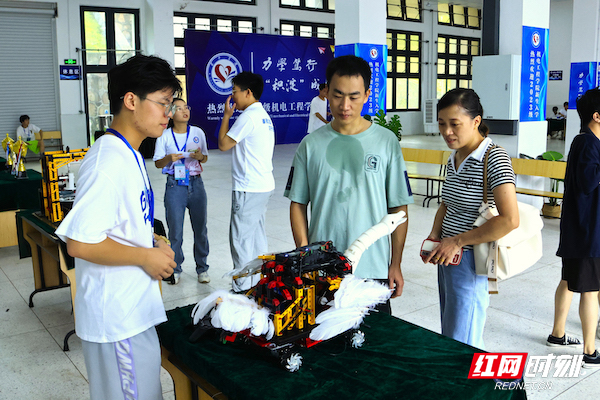 机电工程学院大二学生熊刘瑞正在向新生和家长介绍学院学科竞赛作品 摄:崔乐颜_副本.jpg 机电工程学院大二学生熊刘瑞正在向新生和家长介绍学院学科竞赛作品 摄:崔乐颜_副本.jpg