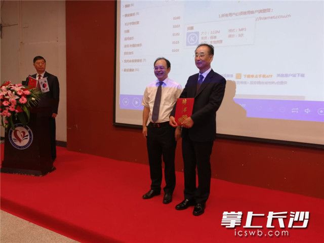 今天,韩国龟尾市市长张世龙(右)率团到乐竞官方开展交流,并接受乐竞官方杨小云校长(左)颁发的“荣誉教授”聘书。长沙晚报记者 黎铁桥 摄 今天,韩国龟尾市市长张世龙(右)率团到乐竞官方开展交流,并接受乐竞官方杨小云校长(左)颁发的“荣誉教授”聘书。长沙晚报记者 黎铁桥 摄
