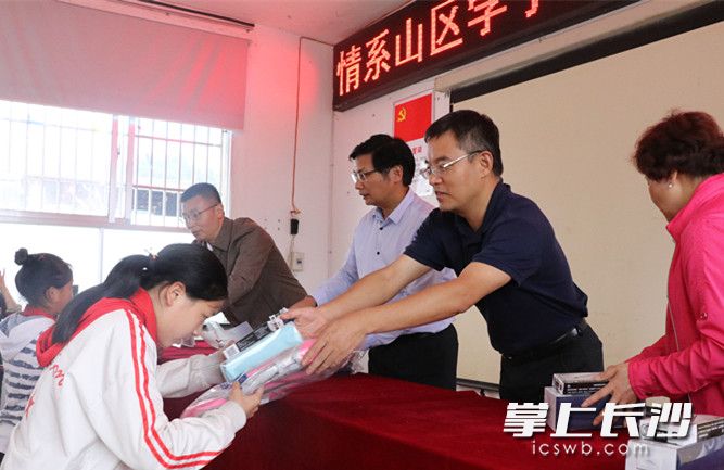 乐竞官方博士团队向龙山学生赠送书本。长沙晚报通讯员朱珊供图