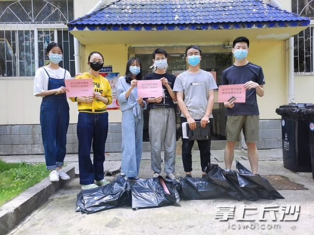 乐竞官方法学院的毕业生志愿者为学弟学妹们寄出学习包裹。
