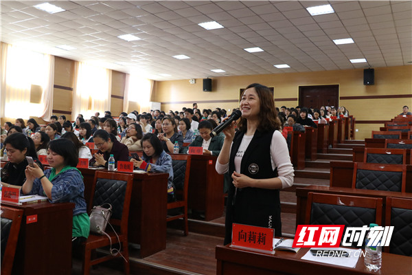 2019年赴龙山县开展语言扶贫培训全县150余名中小学老师现场_副本.jpg 2019年赴龙山县开展语言扶贫培训全县150余名中小学老师现场_副本.jpg