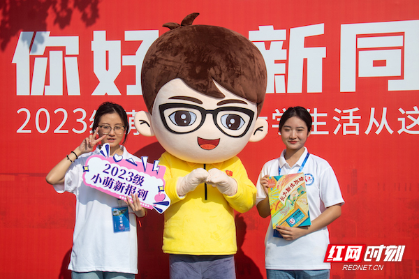 计算机科学与工程学院原创IP人偶“计小科”人气十足 摄: 周琪琪_副本.jpg 计算机科学与工程学院原创IP人偶“计小科”人气十足 摄: 周琪琪_副本.jpg